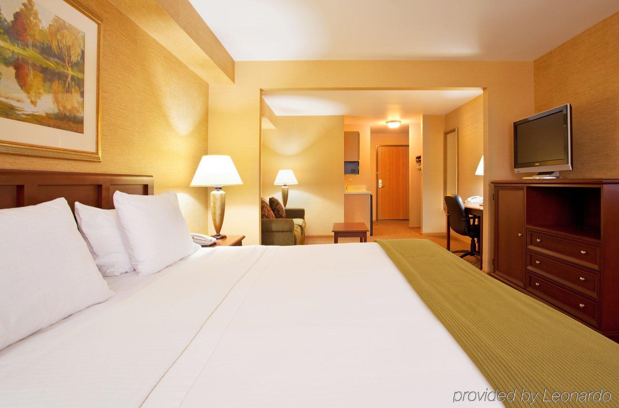 Holiday Inn Express & Suites Iron Mountain, An Ihg Hotel Phòng bức ảnh