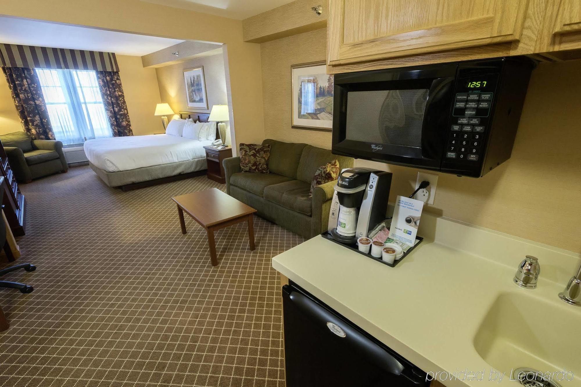 Holiday Inn Express & Suites Iron Mountain, An Ihg Hotel Ngoại thất bức ảnh